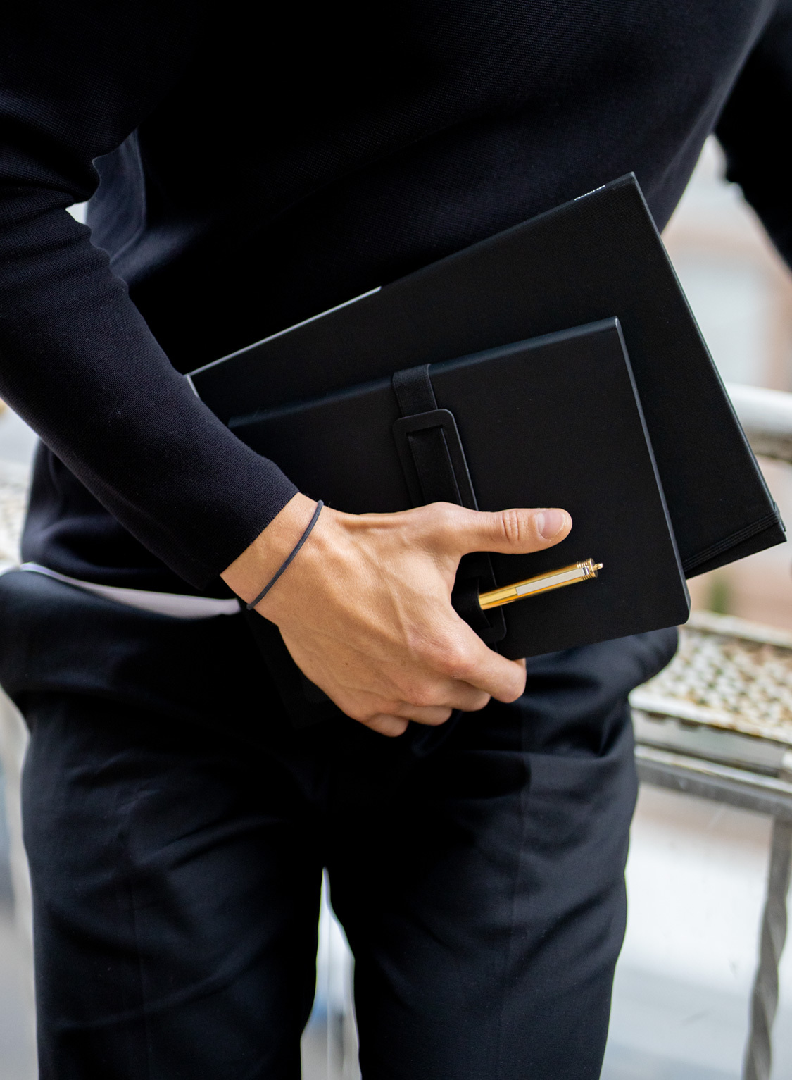 Nuuna business notizbuch schwarz minimalistisch recycletes leder nachhaltig anti handbag smartphone stift halterung